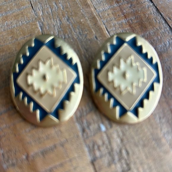 Vintage South West Style Post Earrings with black and gold relief - Picture 4 of 4
